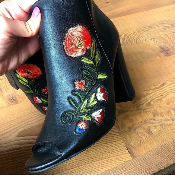 Bamboo NWOTs Black Floral Embroidered Patch Open Toe Wedge Heel Booties Size 8.5 - Picture 4 of 9